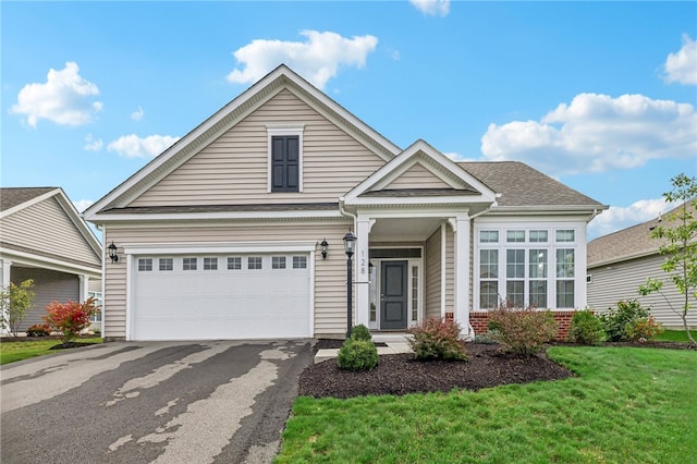 view of front of property featuring a front lawn