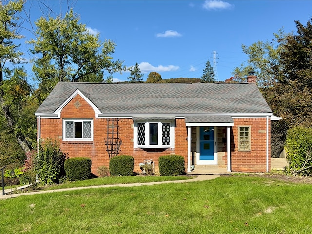 view of front of property featuring a front lawn