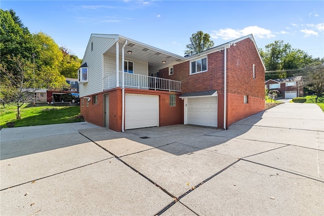 view of front of property featuring a garage