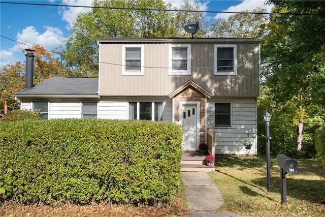 view of front facade featuring a front lawn