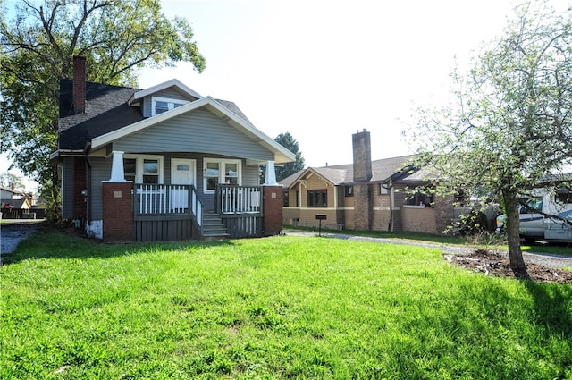 view of front of property featuring a front lawn and covered porch