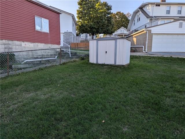 view of yard featuring a shed