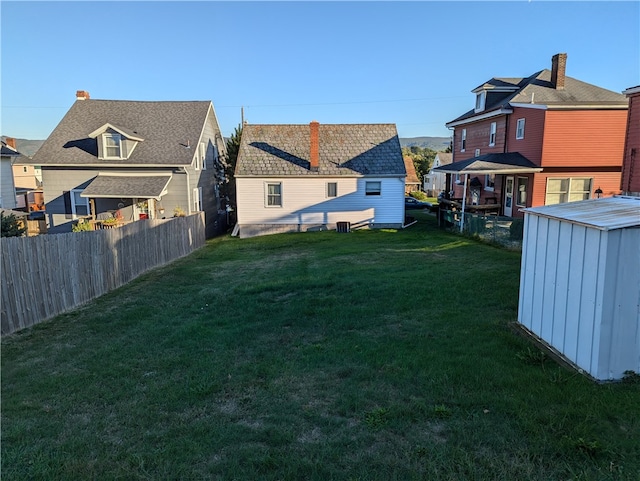 view of yard with a storage shed