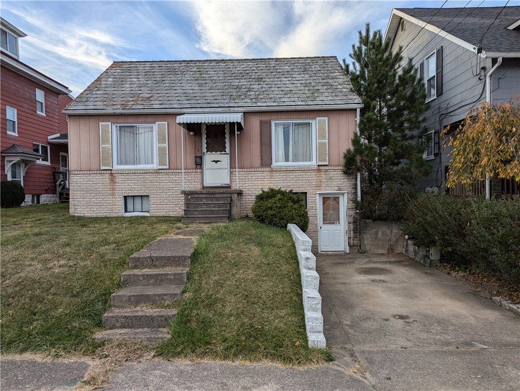 view of front of home featuring a front yard