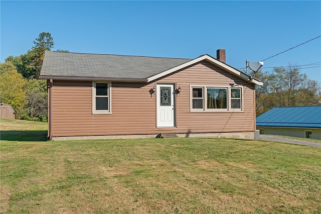 view of front facade with a front lawn