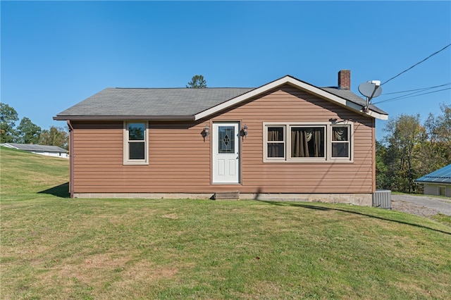 view of front facade featuring a front lawn