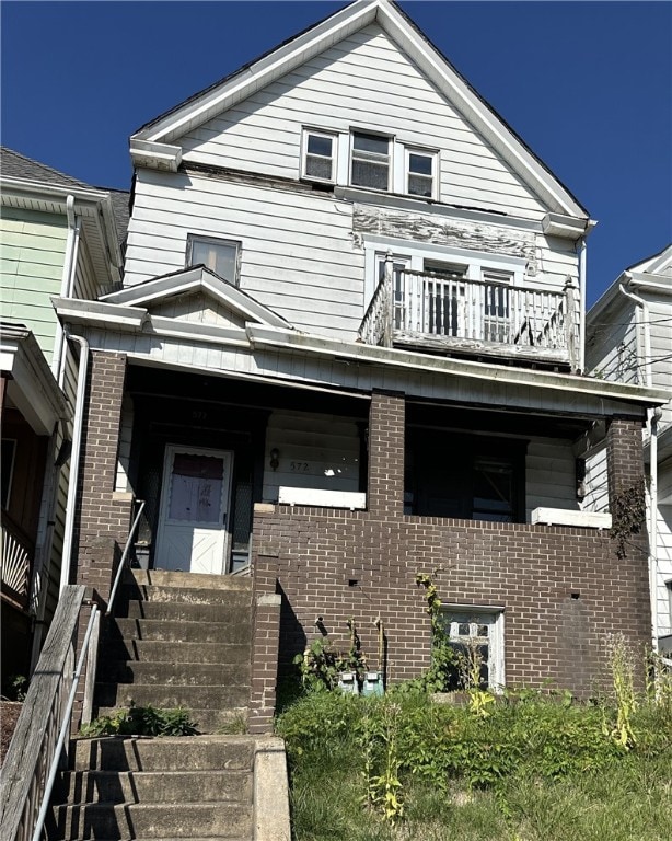 view of front facade featuring a balcony