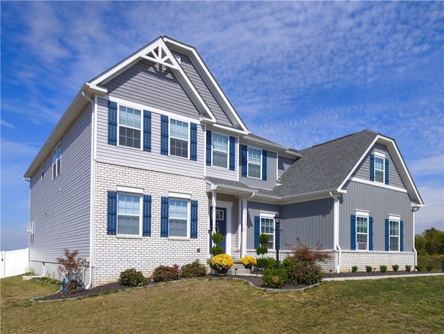 craftsman inspired home featuring a front yard