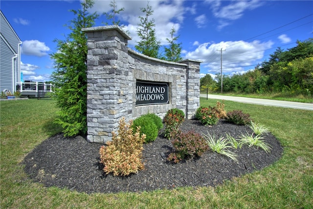 community / neighborhood sign featuring a yard