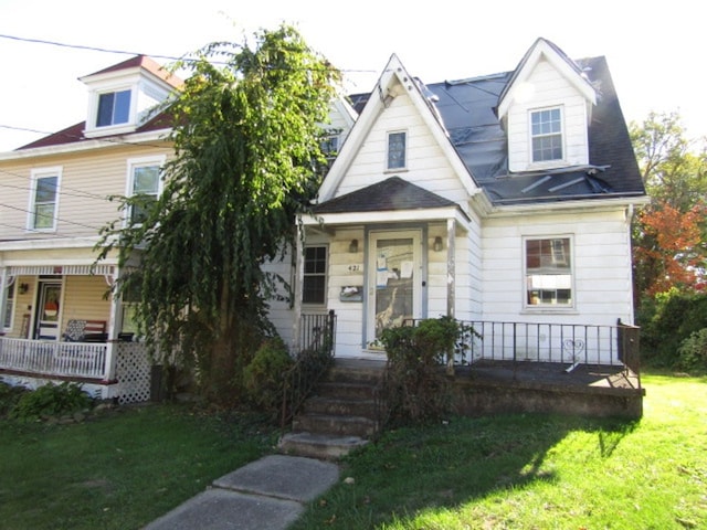 view of front of property featuring a front lawn and covered porch