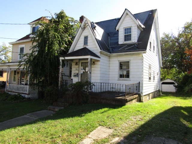 view of front of property with a front yard