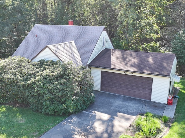 view of front facade featuring a garage