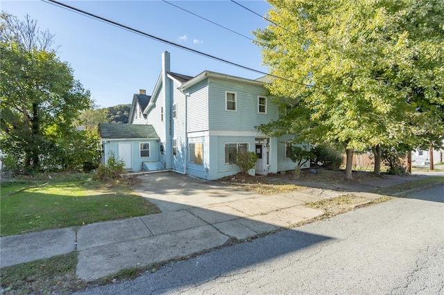 view of front of property with a front lawn