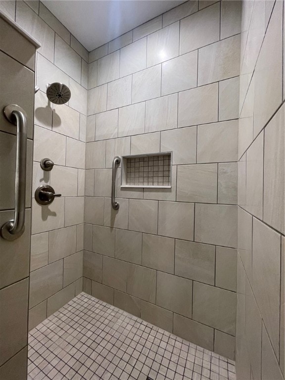 bathroom featuring tiled shower