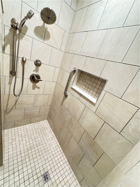 bathroom featuring a tile shower