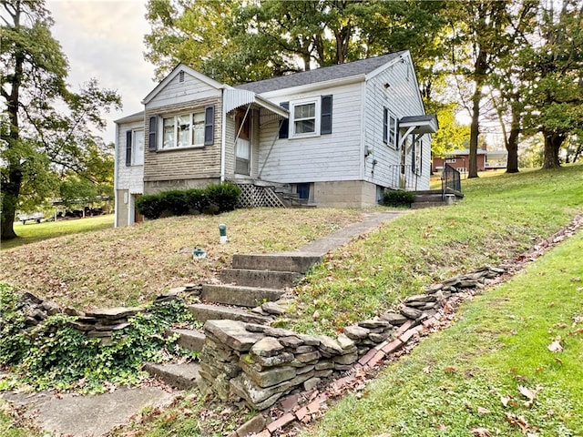 view of front of home featuring a front yard