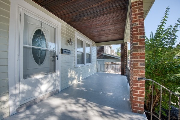 property entrance featuring a porch