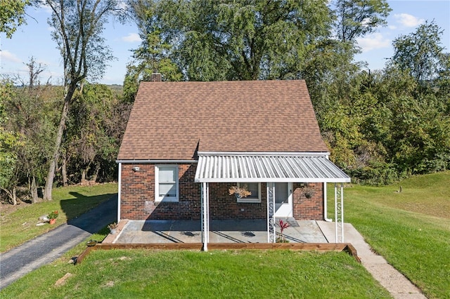 view of front of home featuring a front lawn and a patio area