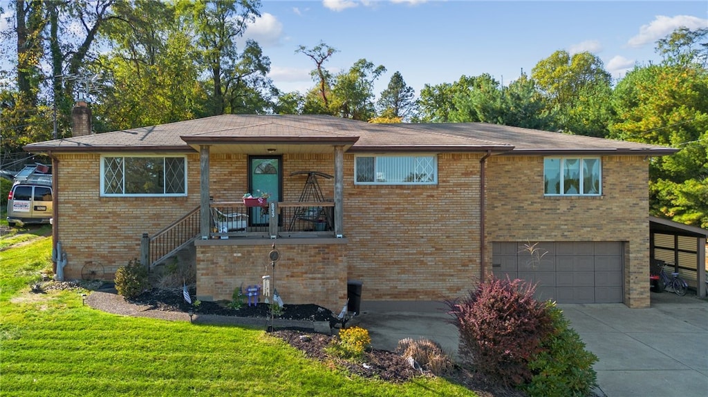 view of front of home featuring a front yard and a garage