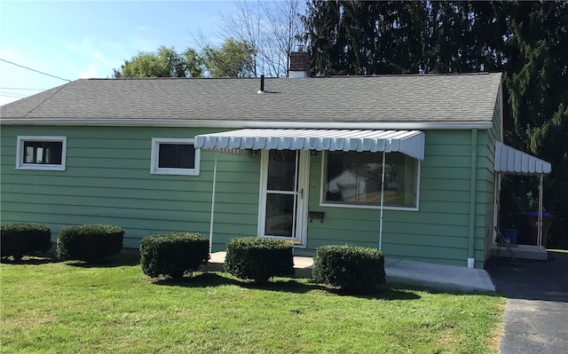 view of front of property featuring a front yard