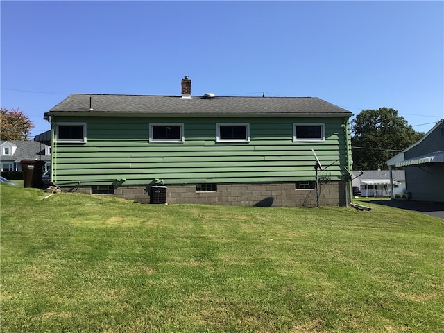 back of house featuring a lawn