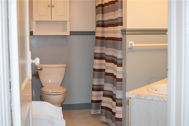 bathroom featuring vanity, toilet, and a shower with shower curtain