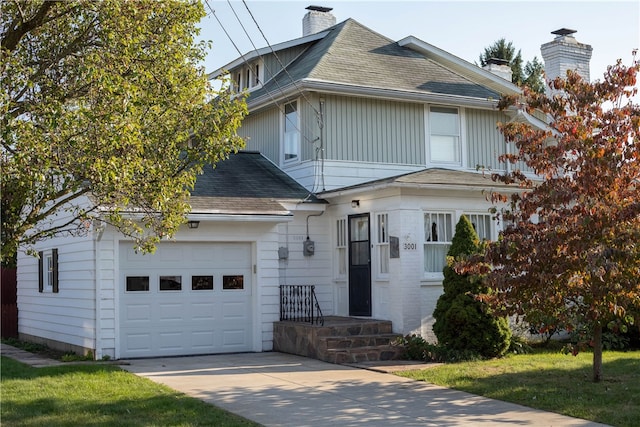 view of front of house featuring a front lawn