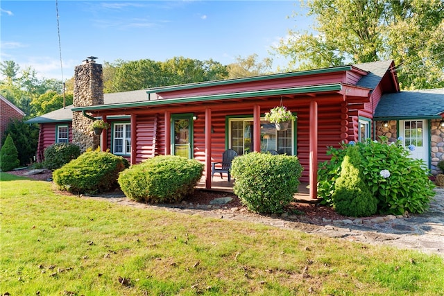 view of front of property with a front yard