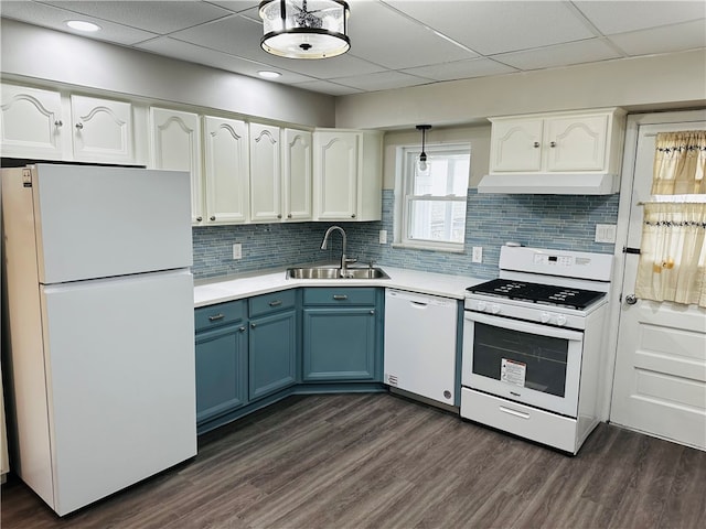 kitchen with decorative light fixtures, sink, dark wood-type flooring, blue cabinets, and white appliances