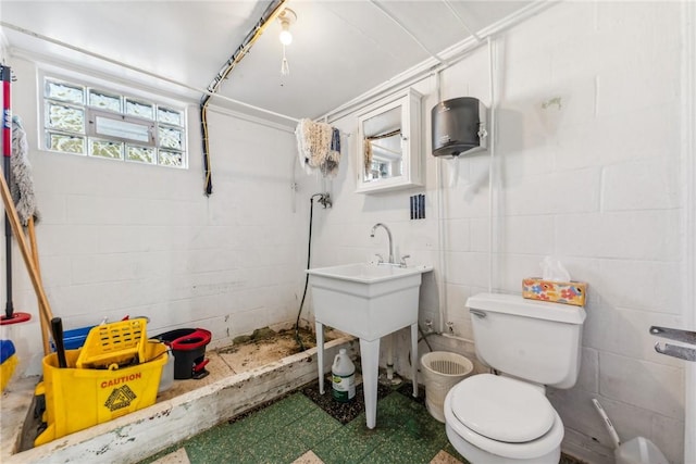 1565 State Route 31, East Huntingdon, PA 15666 - full bathroom featuring a tile shower, toilet, tile patterned floors, and concrete block wall