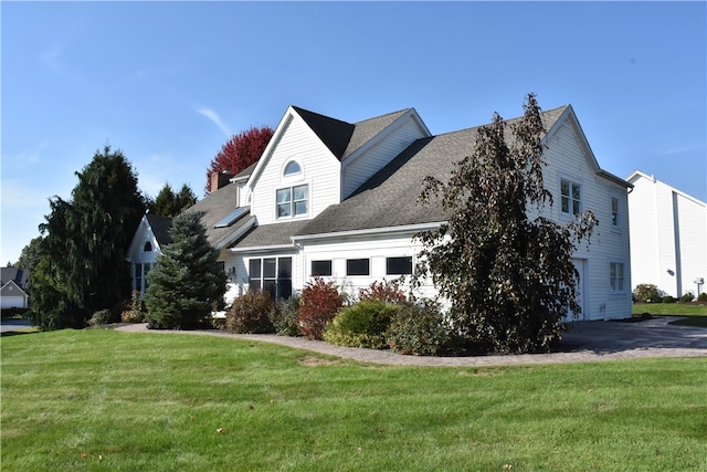 view of front of house with a front lawn