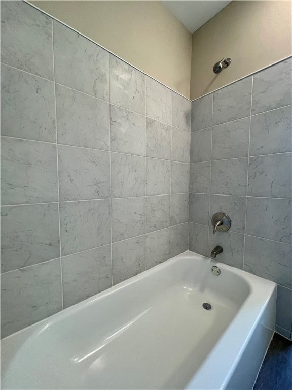 bathroom with tiled shower / bath combo