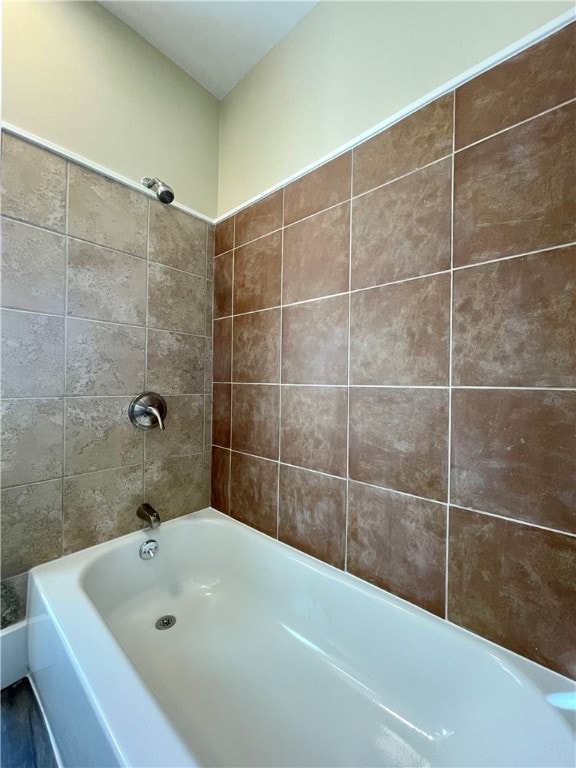 bathroom with tiled shower / bath