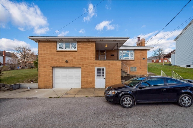 view of front of home featuring a garage and a front yard