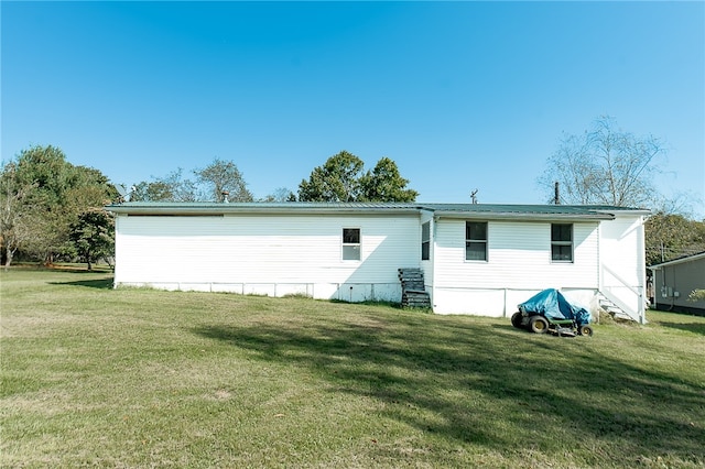 back of house featuring a lawn