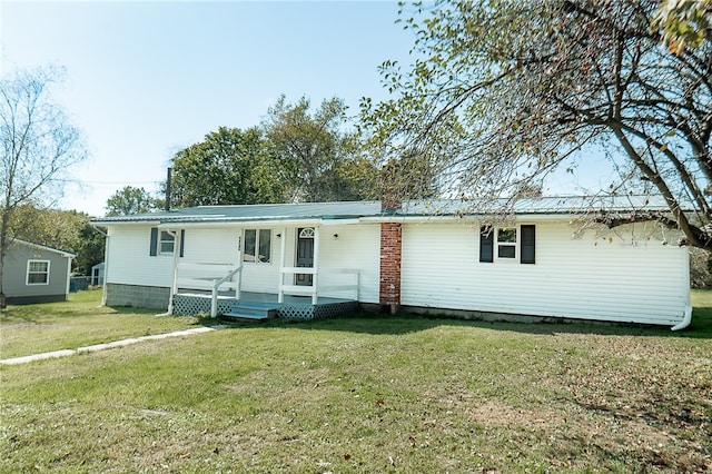 view of front facade featuring a front lawn