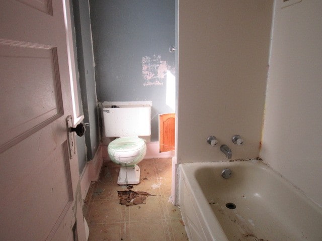 bathroom featuring a bathtub and toilet