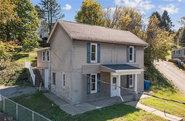 front of property featuring a front yard