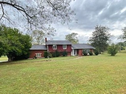 view of front of home with a front lawn