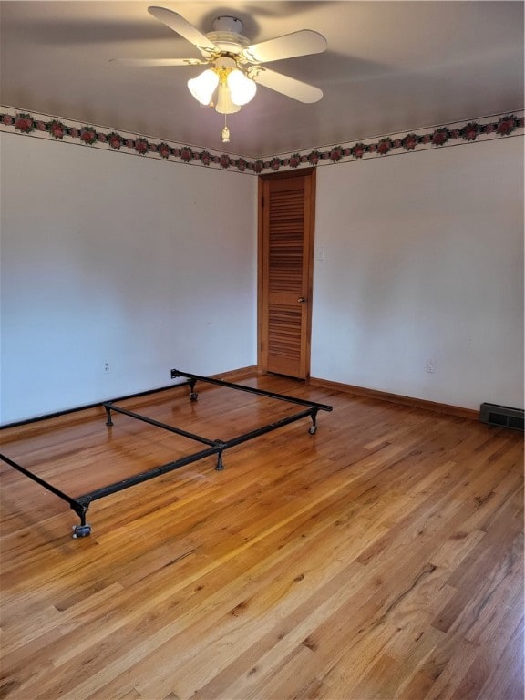 unfurnished room featuring light hardwood / wood-style flooring and ceiling fan