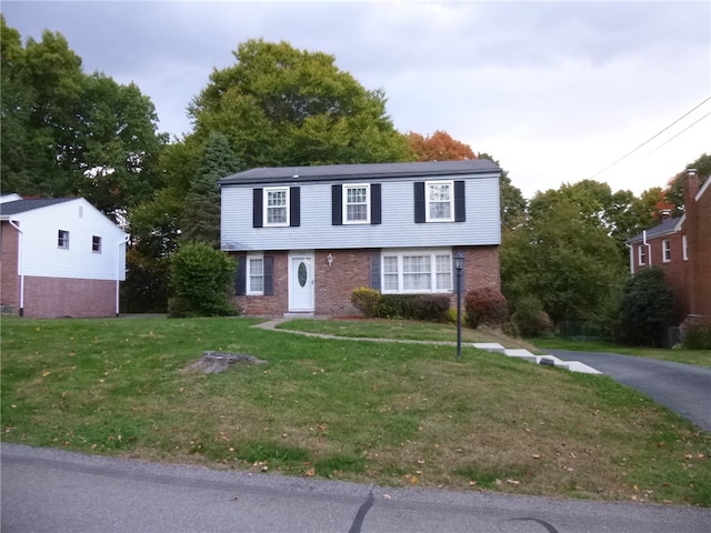 view of front of home featuring a front yard