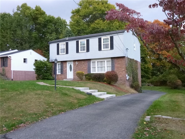 view of front of property featuring a front yard