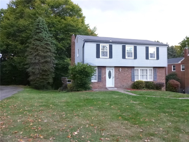 view of front facade with a front lawn