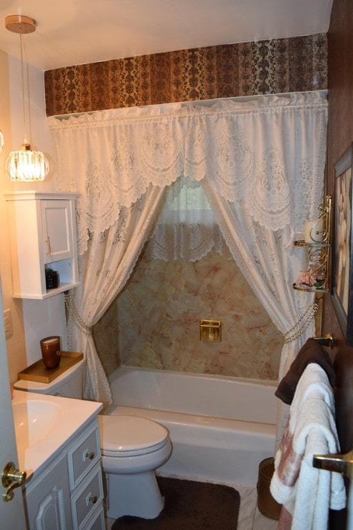 full bathroom featuring toilet, vanity, and shower / bath combo