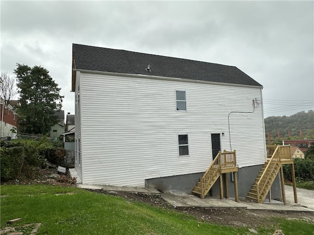 back of house featuring a yard