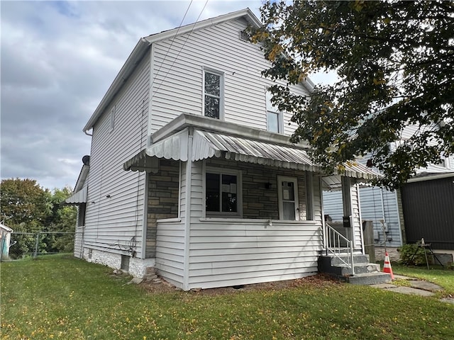 view of front facade with a front yard