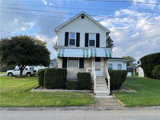 view of front property featuring a front lawn