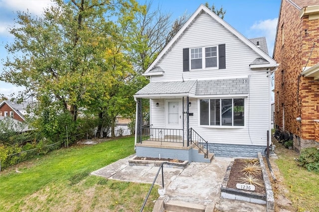 view of front of house featuring a front yard