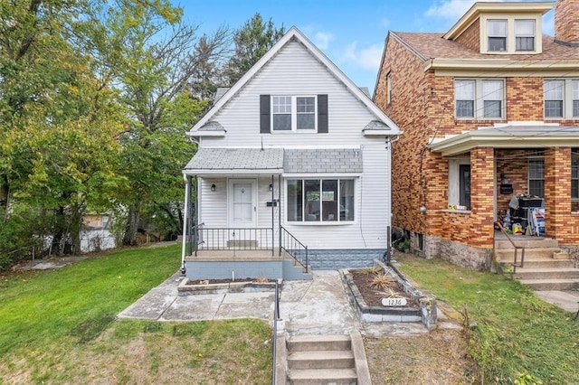 view of front of property featuring a front lawn