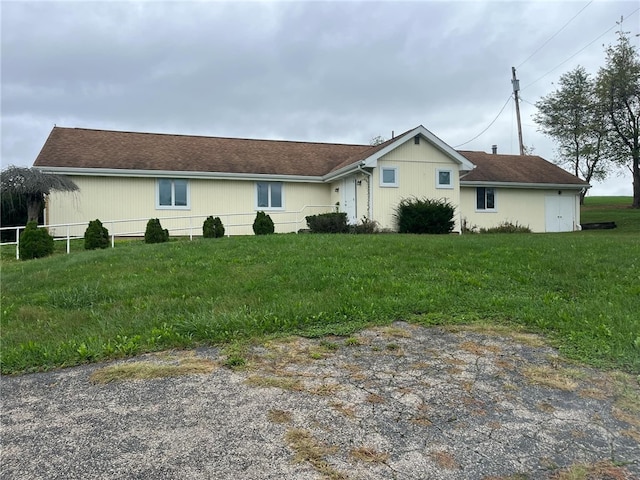 view of front of house featuring a front yard